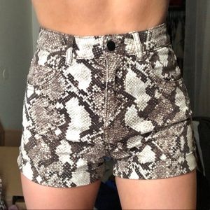 H&M high waist snake skin pattern shorts - NWT 🌱